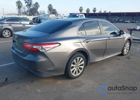 2018 Toyota Camry Le z USA, uszkodzony, nr VIN 4T1B11HK0JU118895